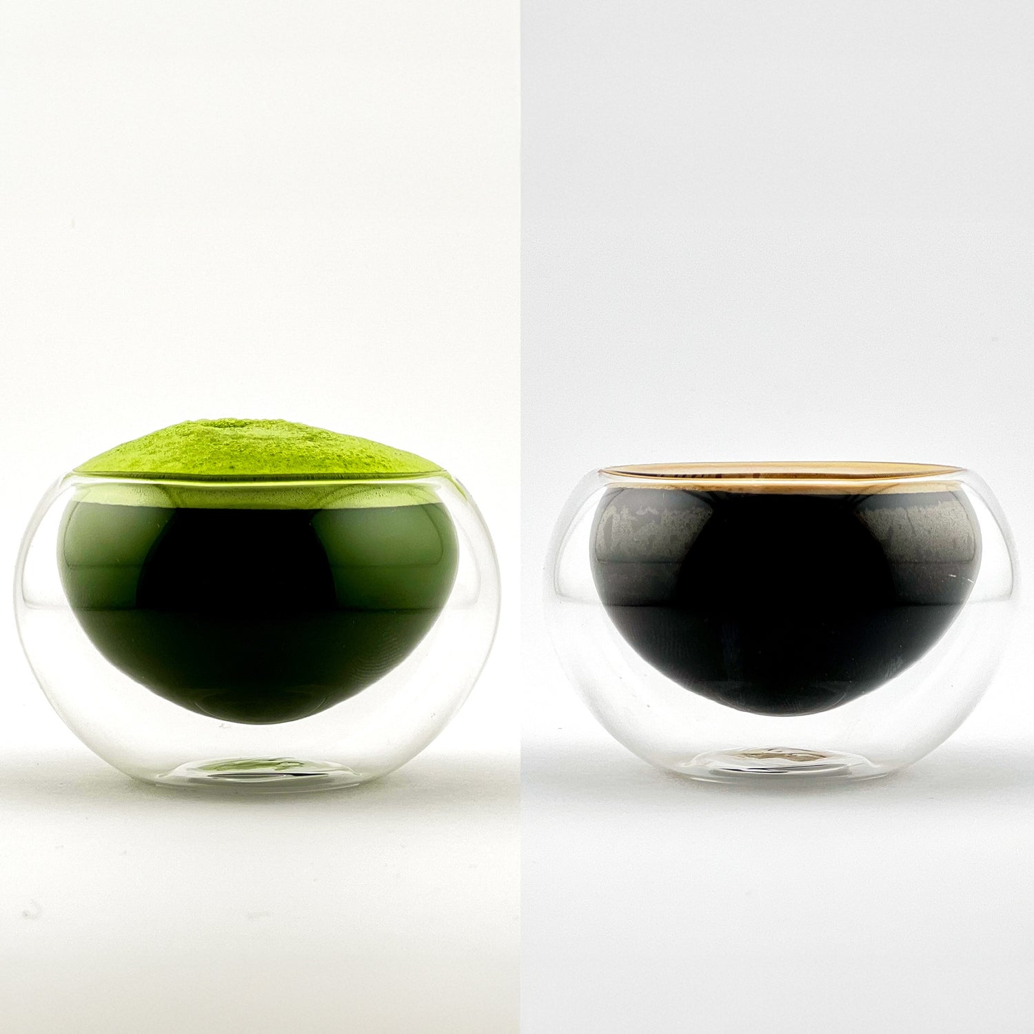 Lyginamas matcha ir kavos puodelis – spalva ir tekstūra