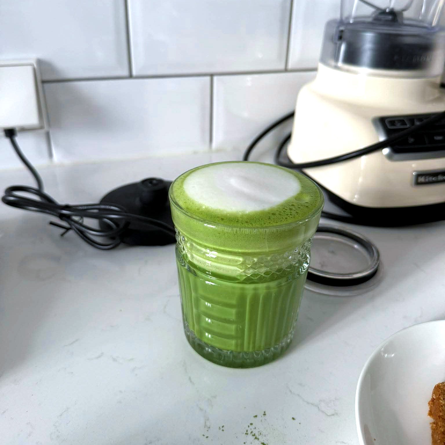 Šviežiai suplakta matcha latte su pieno puta